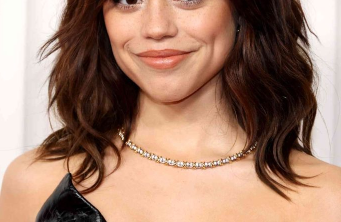 30. Glam Wavy Bob